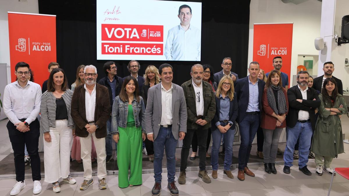 Toni Francés en el arranque de su campaña este viernes, arropado por todos los miembros de la candidatura.