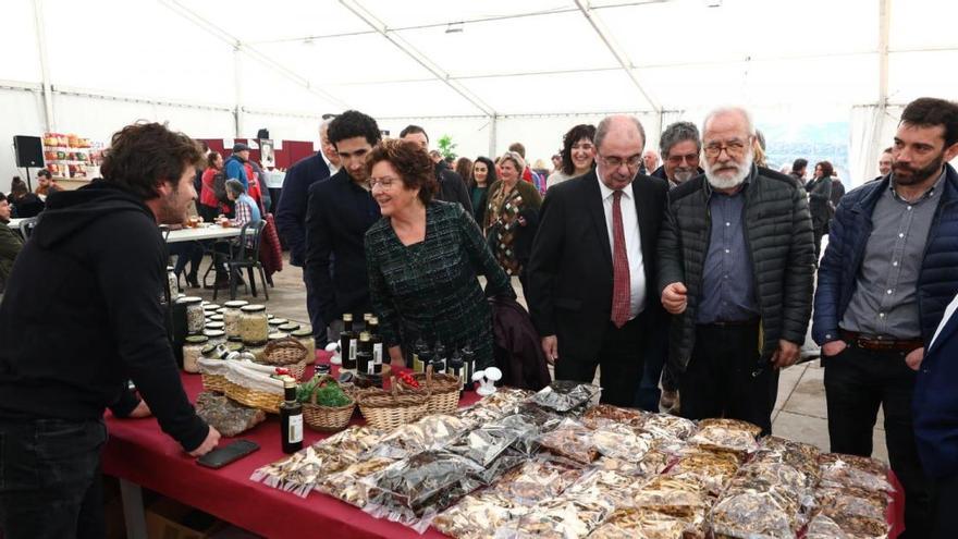 El expresidente de la feria José Antonio Murillo, recientemente fallecido, entre Javier Lambán y Enrique Pueyo será homenajeado durante la inauguración.