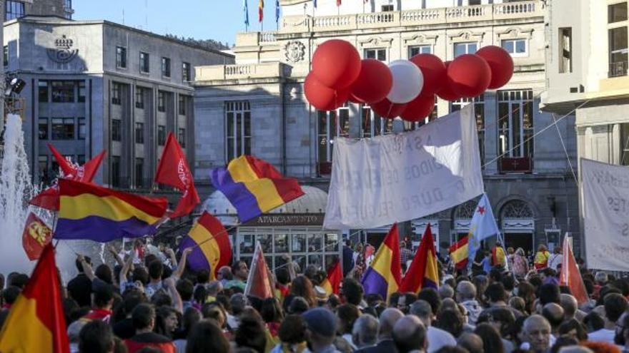 Vítores y abucheos frente al Teatro Campoamor