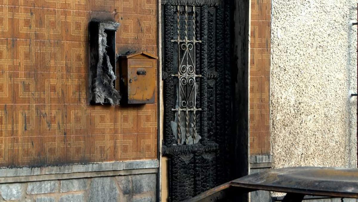 Detalle de cómo quedó de calcinada la puerta de la casa afectada por el humo en Torre Pacheco.