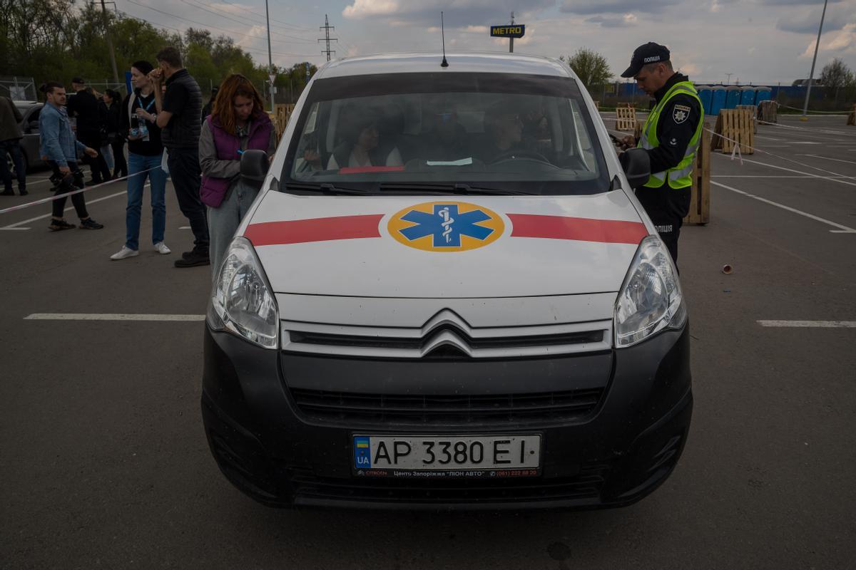 Uno de los vehículos en el cual un grupo de ucranianos ha llegado al centro de recepción de refugiados que se instaló en el estacionamiento de un centro comercial en Zaporiyia (Ucrania).