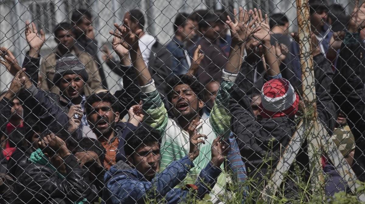 Un grupo de emigrantes protesta en un campo de refugiados en la isla de Lesbos. 