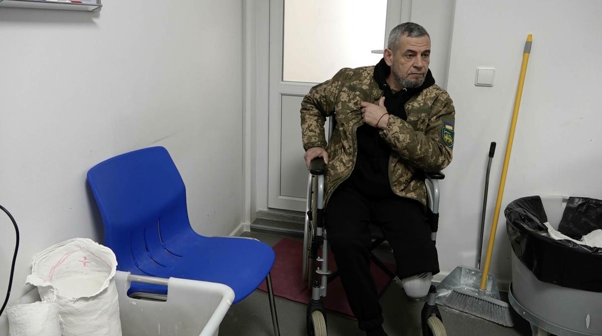  Igor Bolney, mutilado en la guerra de Ucrania, es atendido en el hospital público de Lviv.
