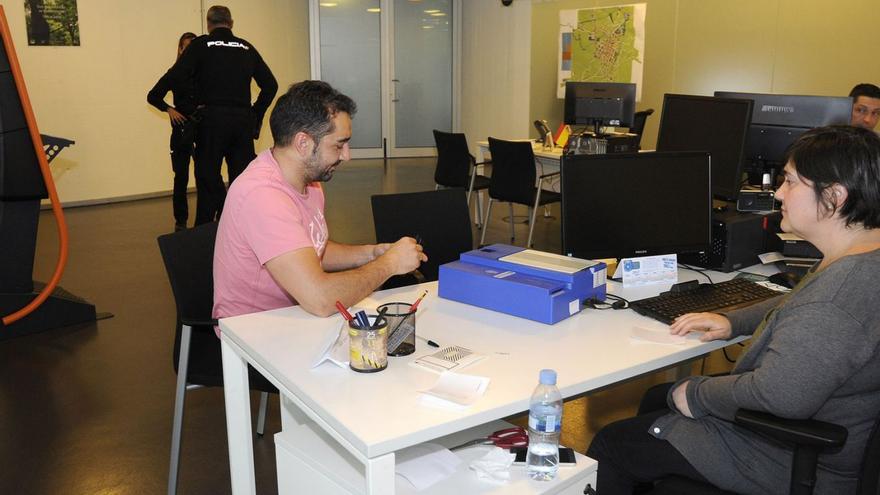 La demanda de pasaportes en Lalín continúa en aumento: se tramitan sobre 220 cada mes
