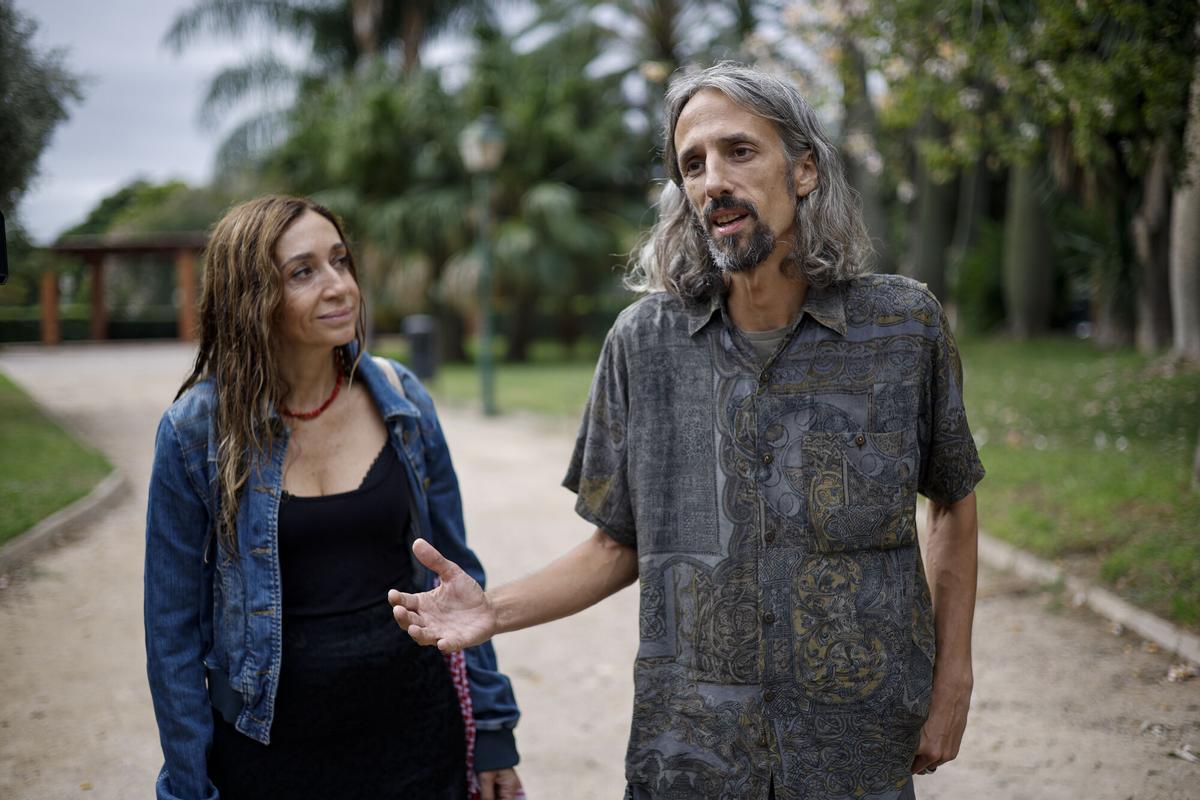 GRAFCVA9649. VALENCIA, 06/10/2025.- El diputado de Compromís en Les Corts Valencianes Juan Bordera, uno de los 21 activistas españoles de la Flotilla Global Sumud liberados por Israel tras haber firmado el documento aceptando que su entrada en el país fue ilegal, durante su comparecencia ante los periodistas este lunes junto a la diputada, Isaura Navarro, en la que ha asegurado que en los últimos días ha vivido "una pesadilla" pero, a pesar de ello, volvería mañana "sin duda". EFE/Biel Aliño