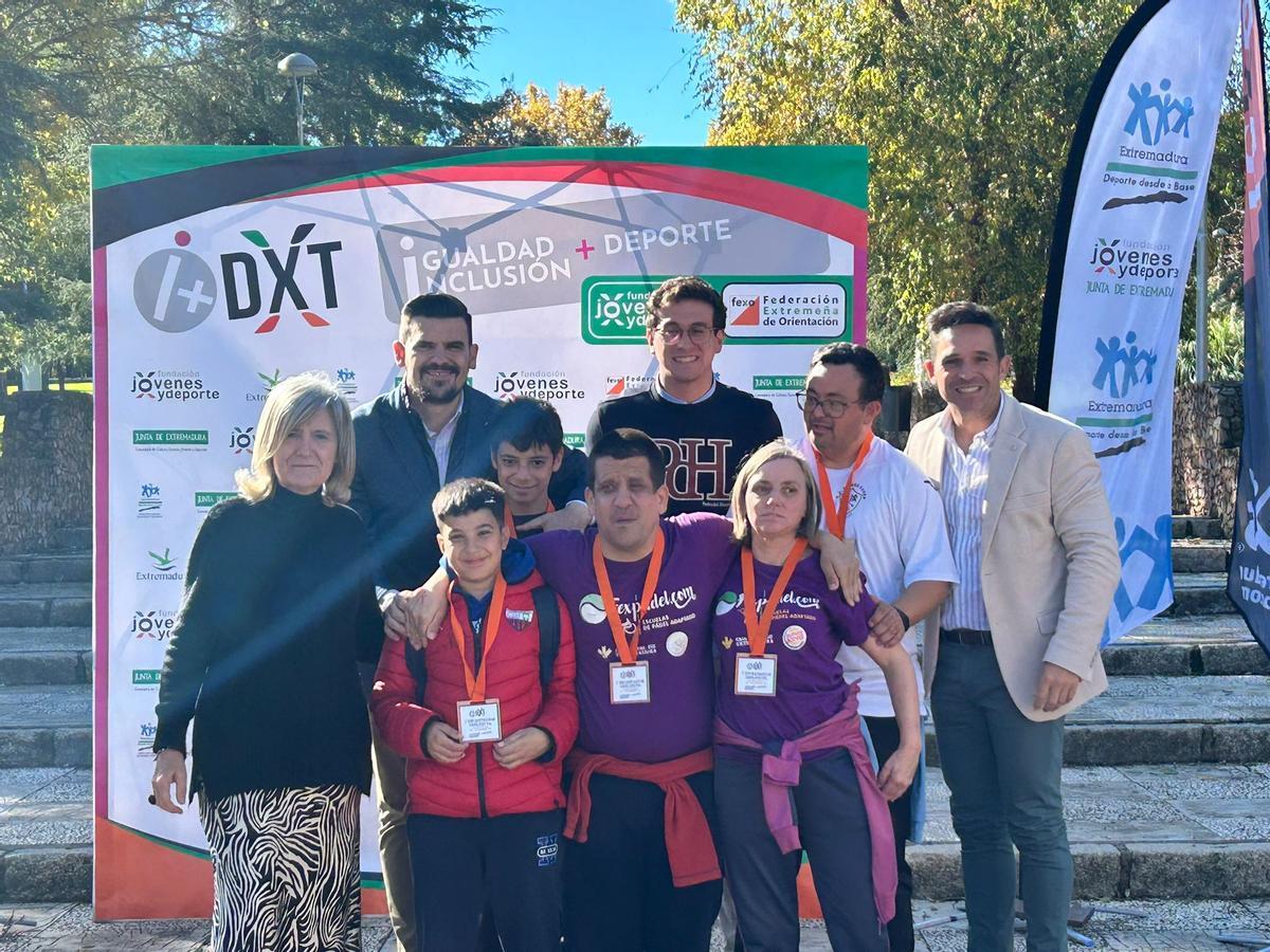 Las autoridades con algunos de los deportistas.