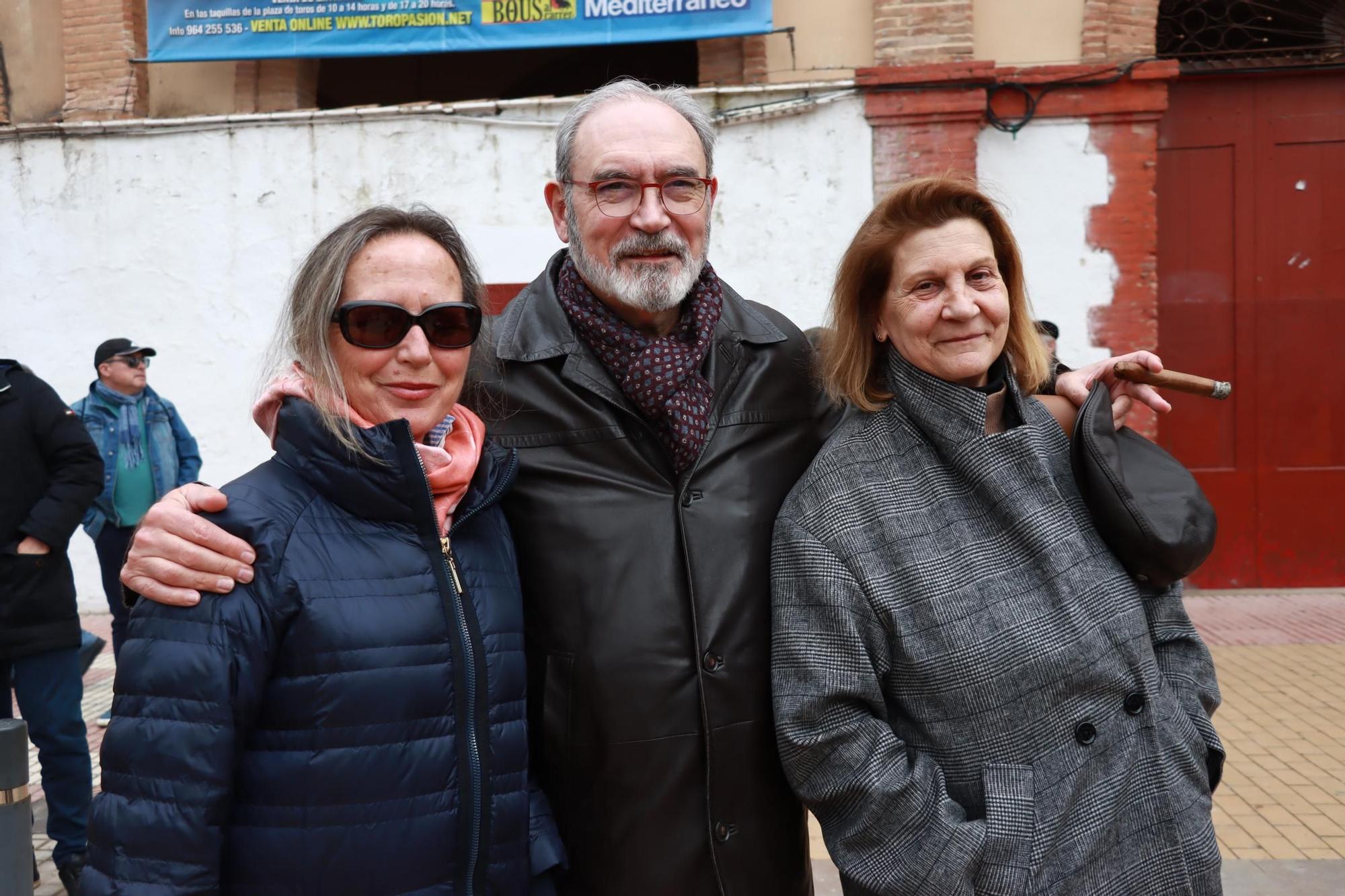 El presidente de Ascer, Vicente Nomdedeu, con Inma y Mamen.