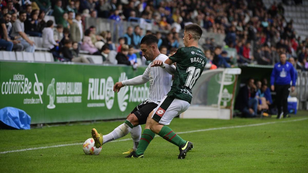 Kike Márquez protege el esférico durante el pasado encuentro ante el Racing de Ferrol en A Malata.