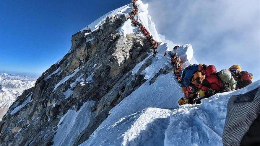 Un Everest embotellado se cobra nuevas víctimas