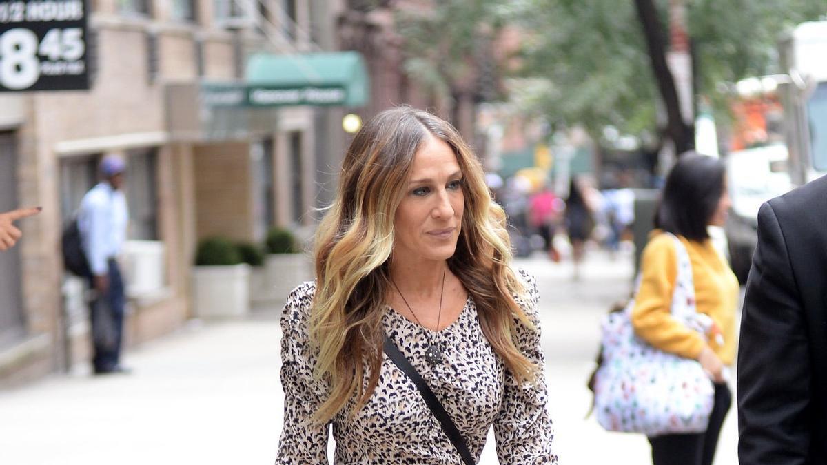 Sarah Jessica Parker apuesta por el 'animal print' con azul