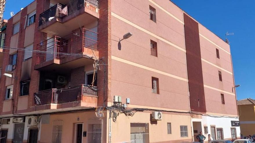 Siete intoxicados, entre ellos dos menores, en el incendio de una vivienda en Alguazas