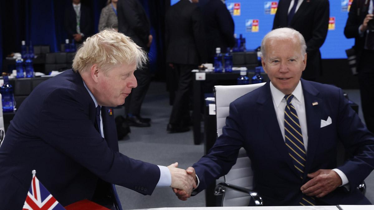  El presidente de los Estados Unidos, Joe Biden (d), y el primer ministro del Reino Unido, Boris Johnson (i), en la segunda jornada de la cumbre de la OTAN que se celebra este jueves en el recinto de Ifema, en Madrid.