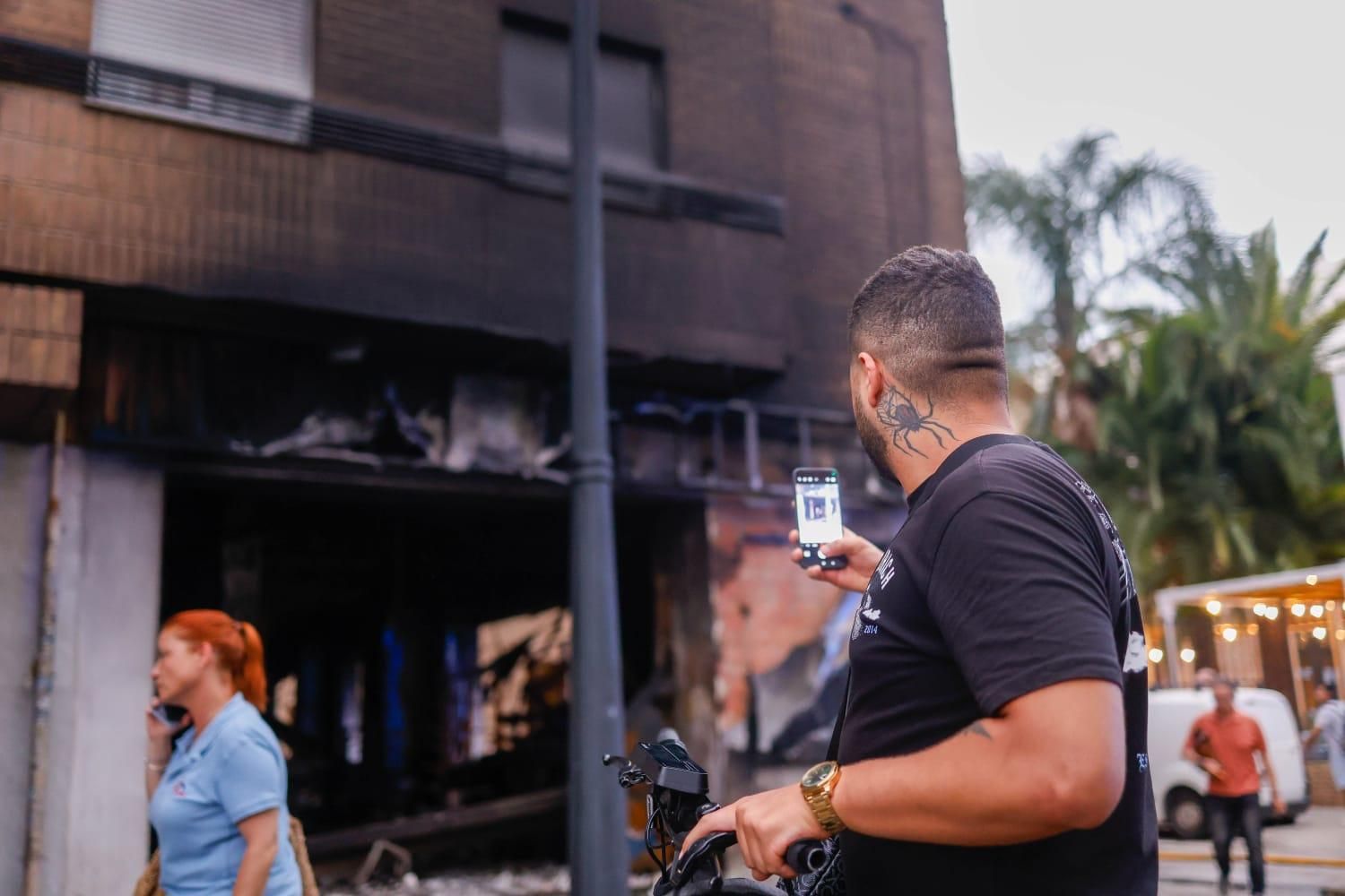 Los vecinos desalojados por el incendio en la avenida del Puerto esperan para entrar en sus casas