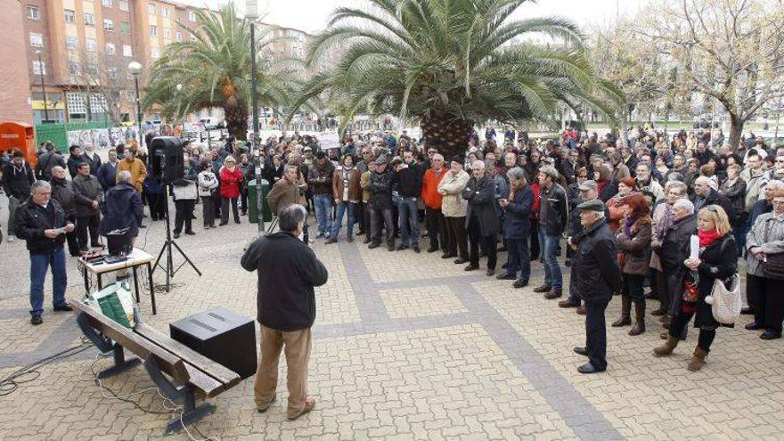 Protesta de vecinos indignados por los recortes sanitarios de la DGA