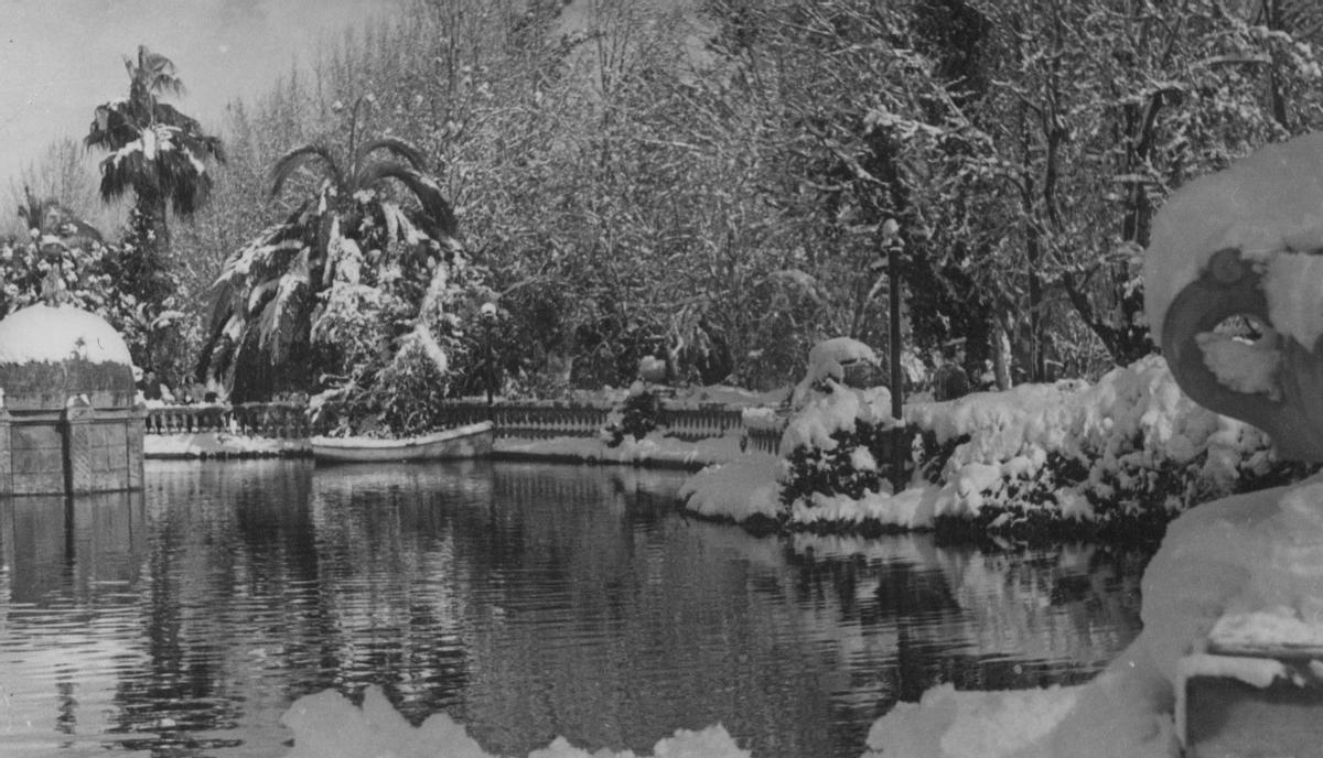 Imagen de José Prades de 1946, con el Parque Ribalta y el estanque totalmente nevados.