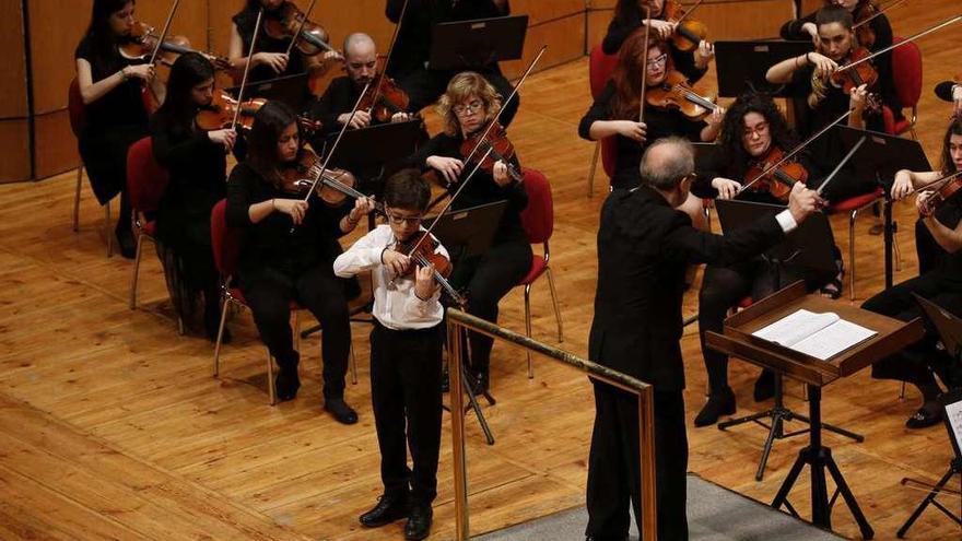 Uno de los ganadores del año pasado toca con la orquesta del conservatorio en la gala de ayer. // R. Grobas