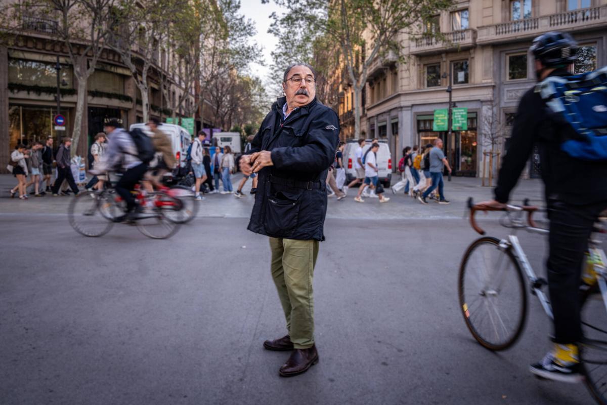 Toni Sevilla se hace el asustado en la 'escena del crimen' un mes después del accidente.