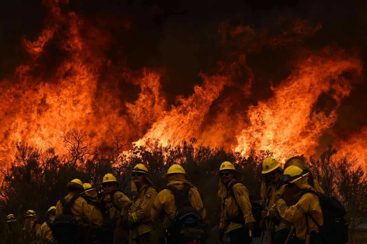 Los bomberos trabajan en una operación para construir una línea de contención en el incendio de Fairview, cerca de Hemet, California, el 8 de septiembre del 2022.