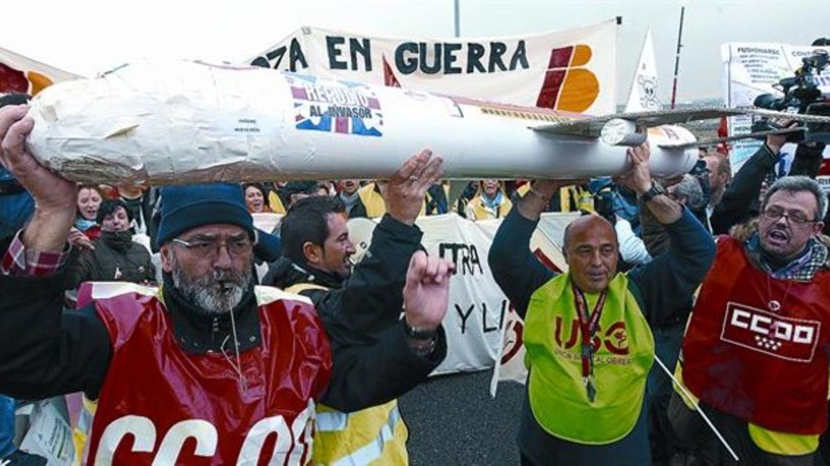 Trabajadores de Iberia     se manifiestan, ayer, en    el aeropuerto de Barajas.