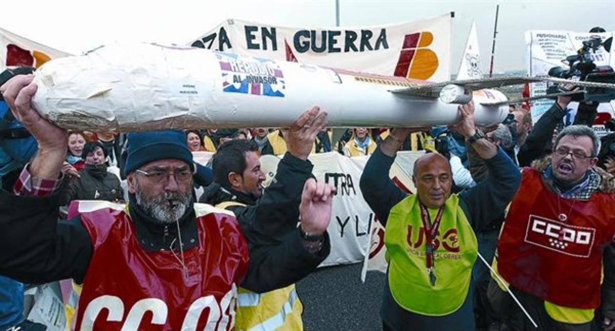 Treballadors d’Iberiaes manifesten, ahir, a l’aeroport de Barajas. Treballadors d’Iberiaes manifesten, ahir, a l’aeroport de Barajas.