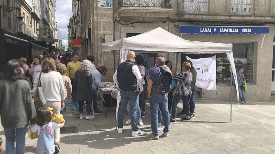 Carpa de recogida de firmas, ayer, en la feria de O Carballiño. |   // FDV