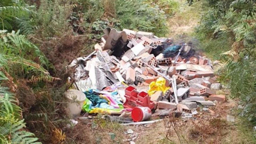 Detectan un aumento de vertederos ilegales en Sanxenxo con colchones, muebles y escombros