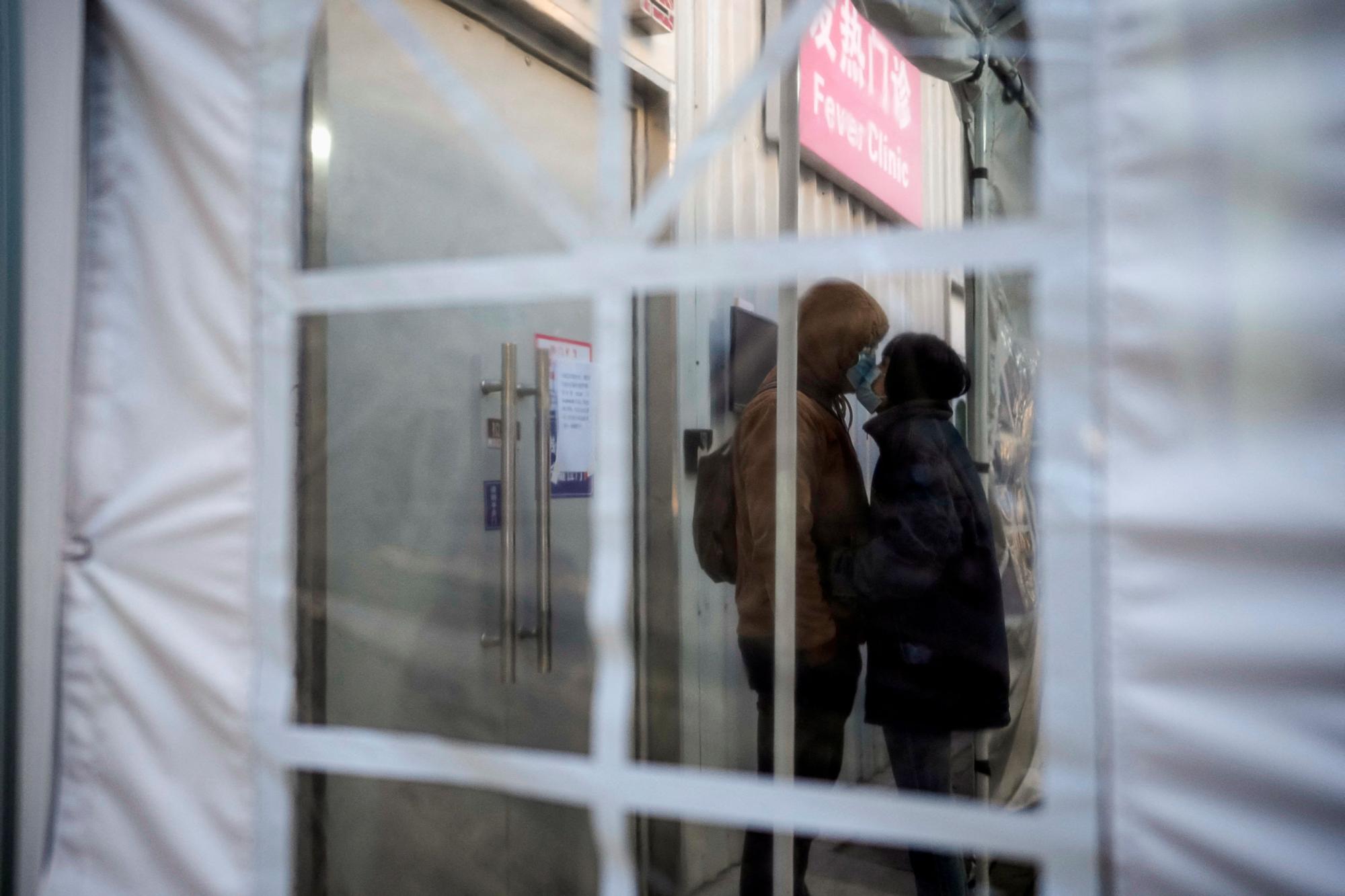 Una pareja se besa pese a las duras restricciones sanitarias durante el brote de Covid-19 en Shanghái.