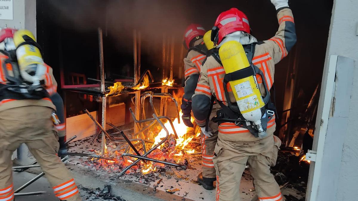 Los bomberos, durante las labores de extinción del incendio.