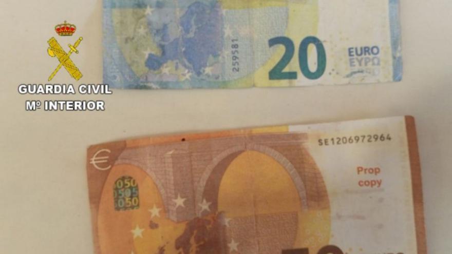 Dos de los billetes falsos incautados. | Cedida Guardia Civil