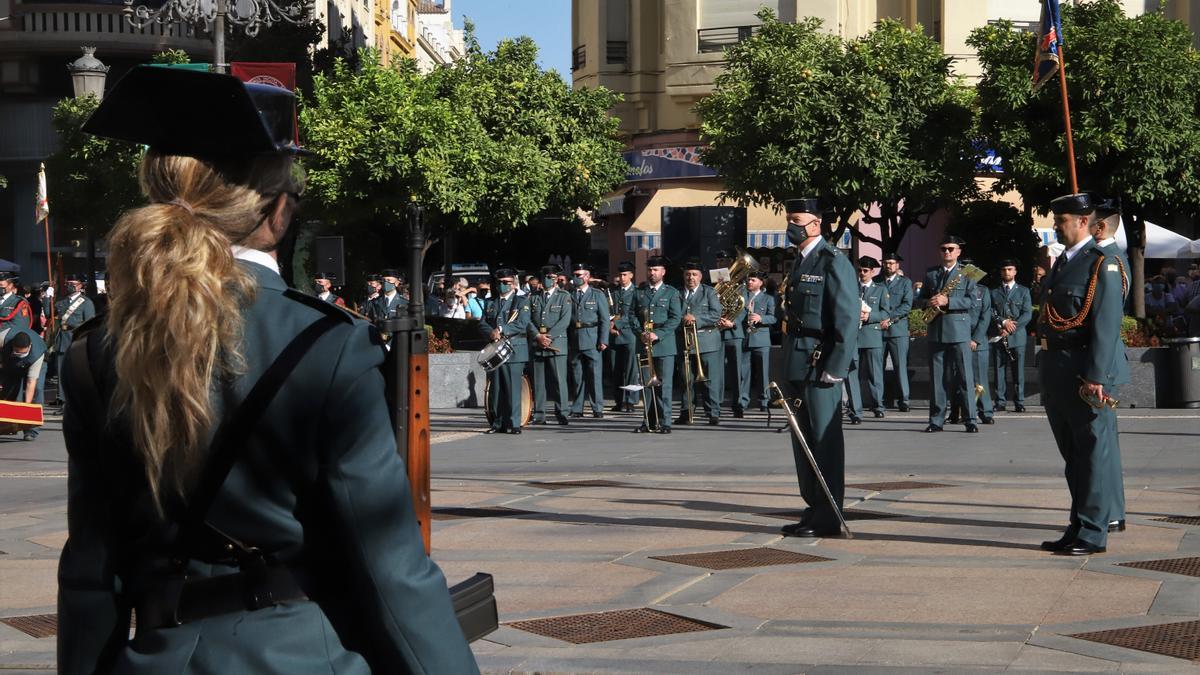 Izado de bandera en Las Tendillas en honor a la patrona de la Guardia Civil