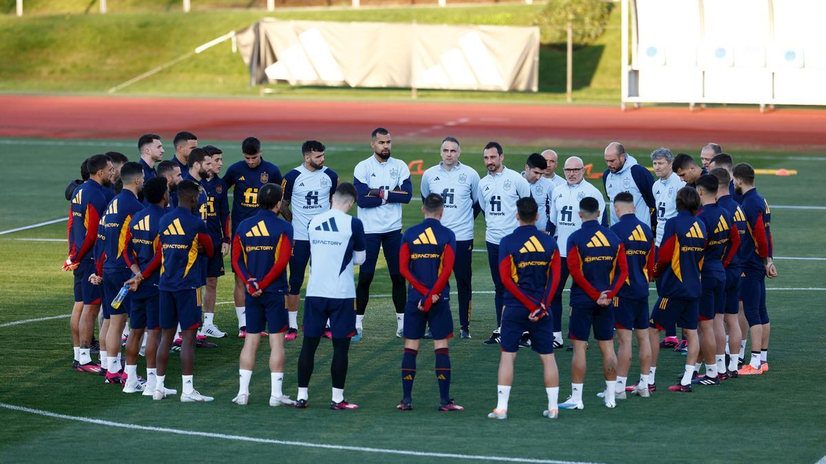 El seleccionador nacional, Luis de la Fuente, en el entrenamiento con España en La Ciudad del Fútbol de Las Rozas.