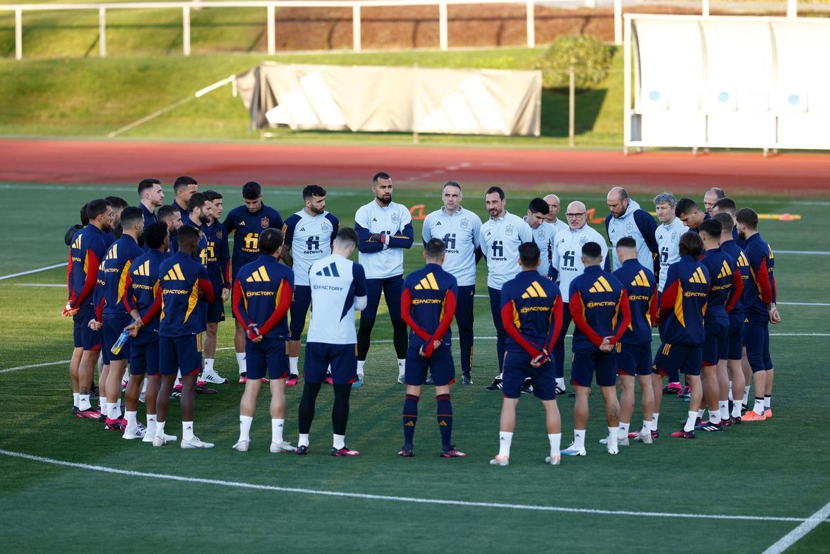 El seleccionador nacional, Luis de la Fuente, en el entrenamiento con España en La Ciudad del Fútbol de Las Rozas.