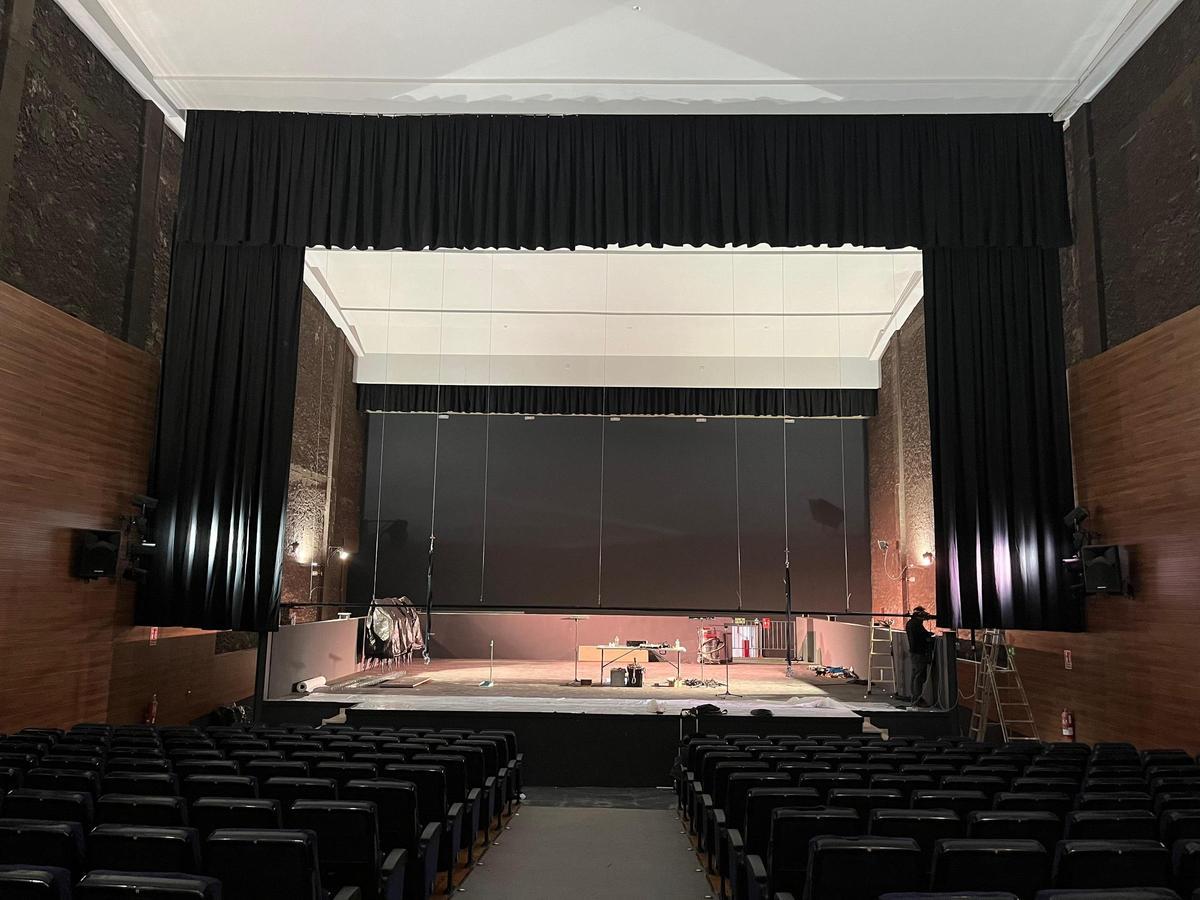 La instalación del telón supone culminar la transformación del teatro de la Vall.