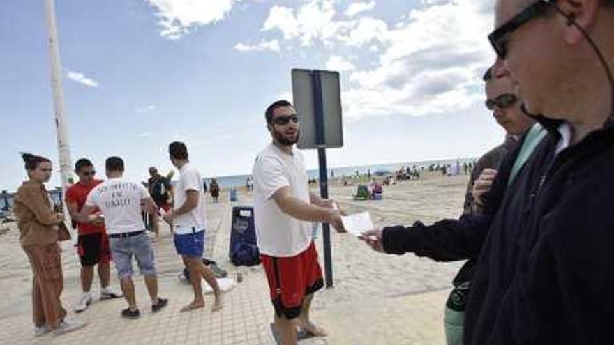 Socorristas de Cruz Roja protestan por quedarse sin empleo en Semana Santa