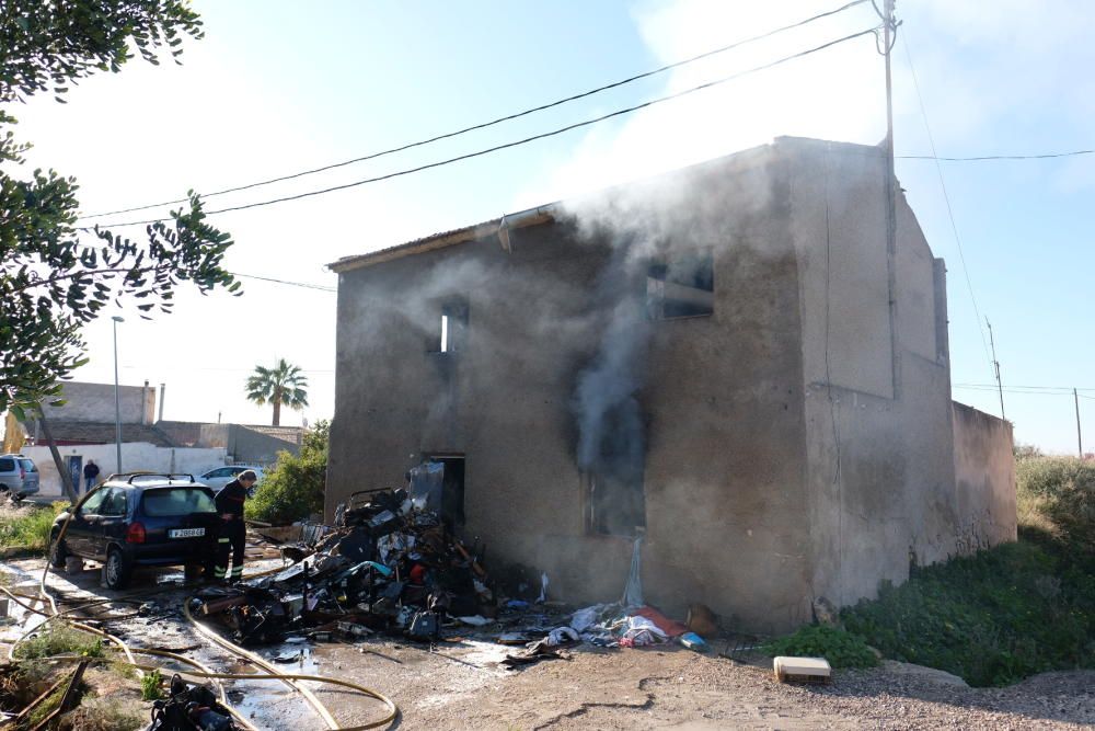 Un aparatoso incendio calcina una casa de campo en Sant Joan