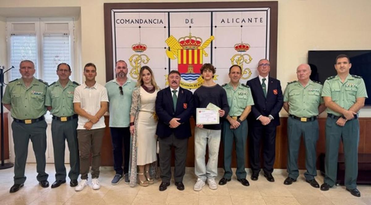 Miembros de la Hermandad de Amigos del Benemérito Cuerpo de la Guardia Civil (HABECU) en la Comandancia de Alicante