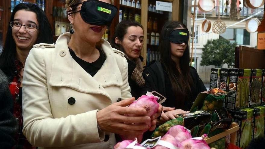 Participantes en la visita sensorial en su recorrido por la Droguería Moderna. // R. V.