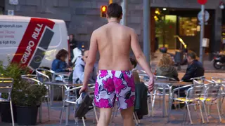 Pasear sin camiseta por Barcelona puede salir muy caro