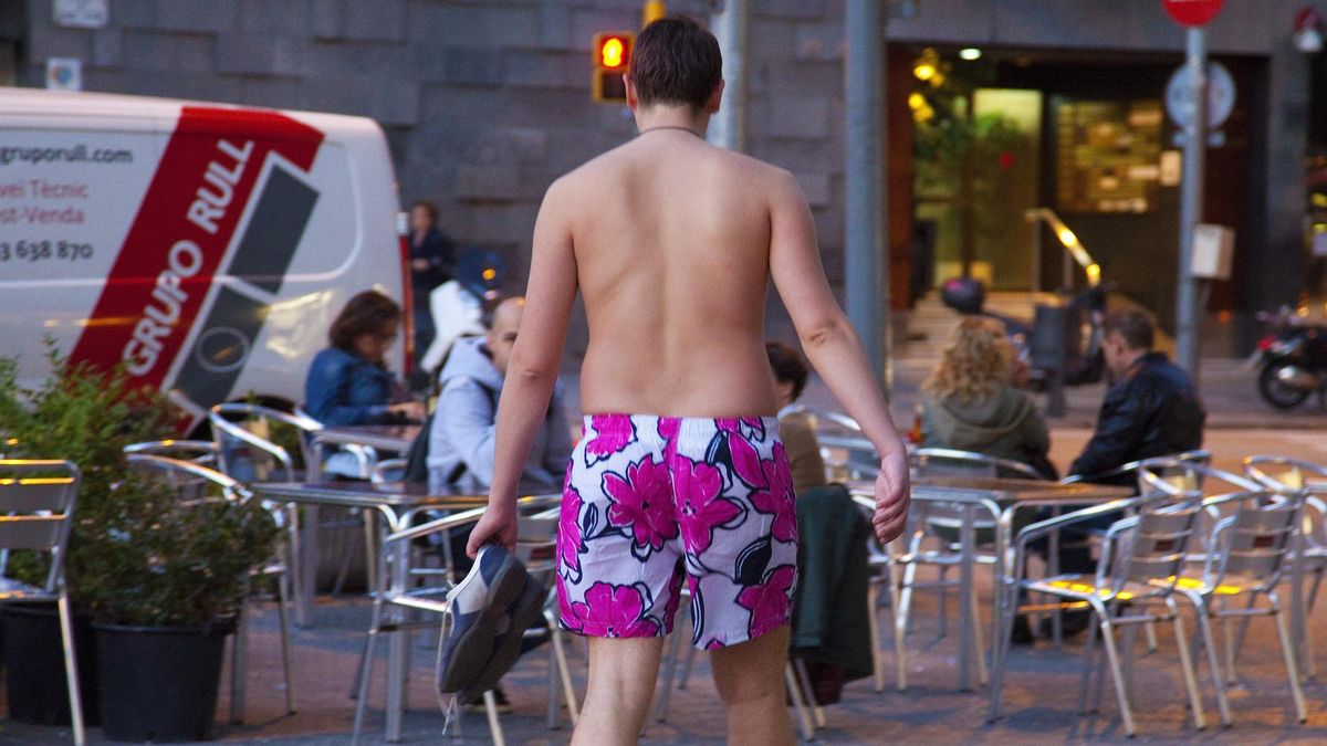 Hombre en bañador por las calles de Barcelona.