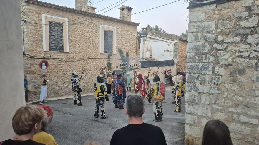 'Els tretze de na Pola' llenan de pólvora y color las calles de Alaró