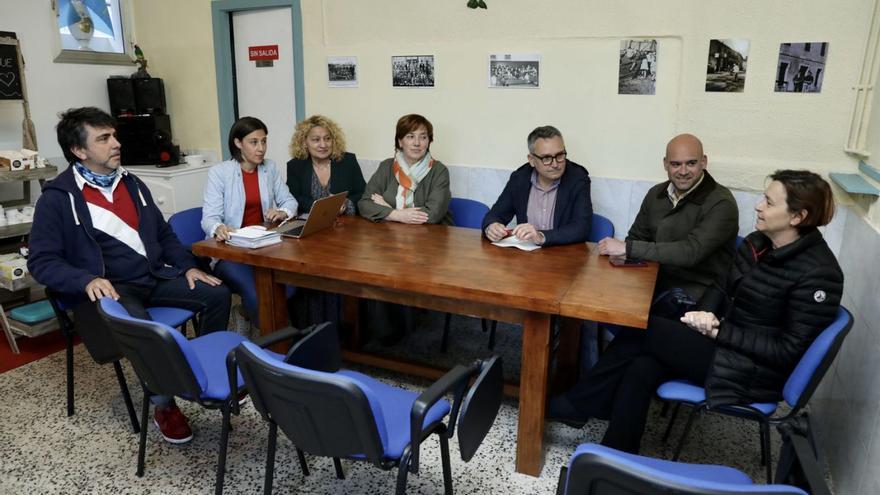 Por la izquierda, David Martín, Desiré Fernández, María Suárez y Josefa Pastur, con los foristas Gilberto Villoria, Jesús Martínez Salvador y Carmen Moriyón, ayer, en la reunión celebrada en El Muselín.