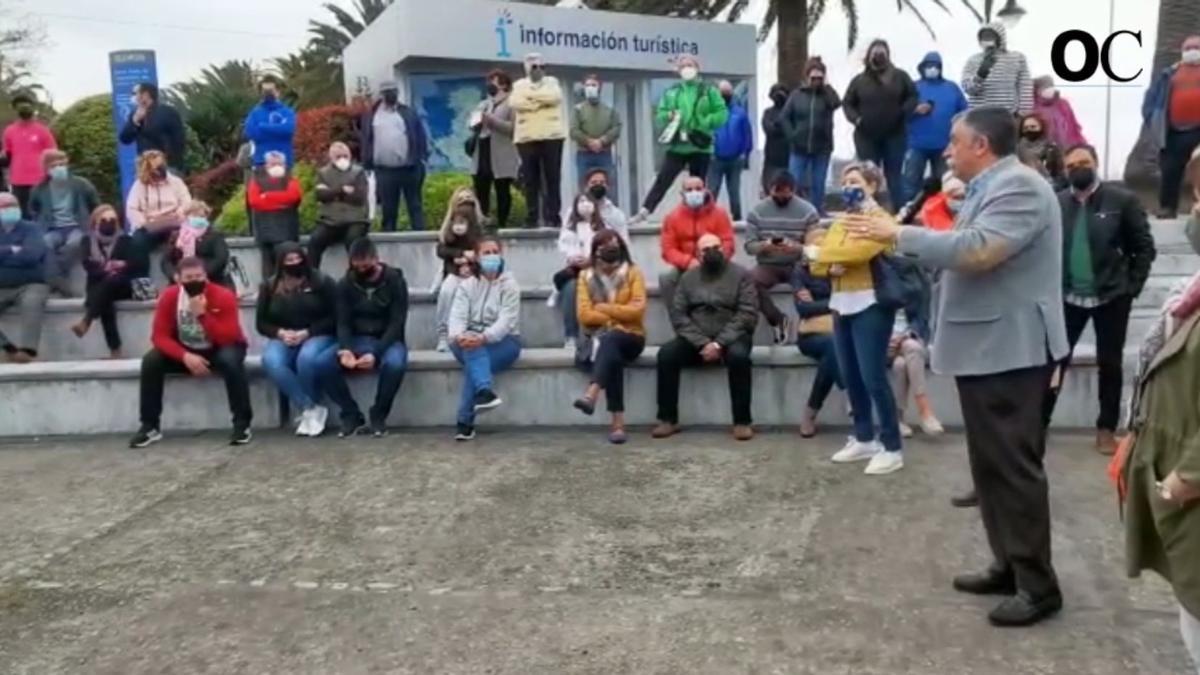 Concentración en Oleiros en protesta por el cierre de la hostelería decretado por la Xunta por los casos de coronavirus