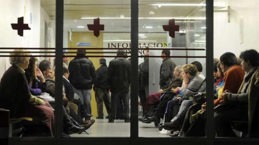 Pacientes, ayer, en la sala de espera de Urgencias del Hospital de A Coruña. / juan varela