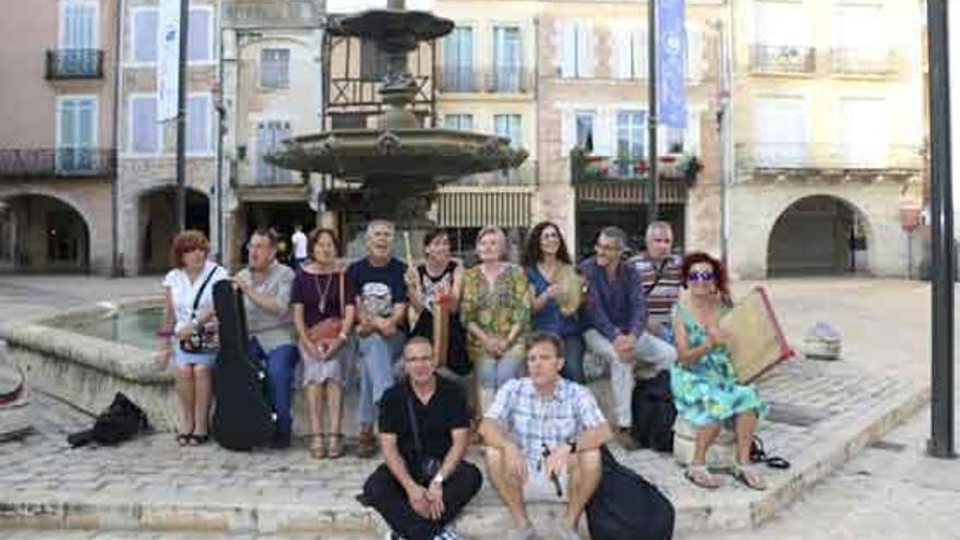 Integrantes de Cantigas aos Domingos en la plaza de Villeneuve sur-Lot.