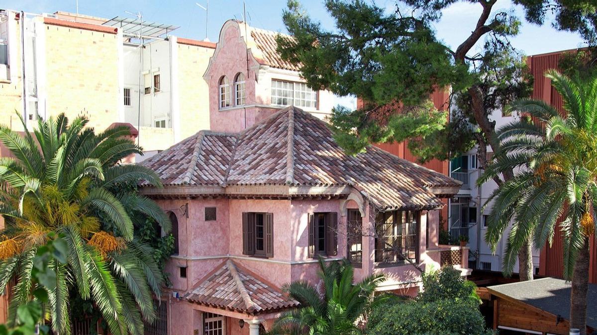 Fachada principal de la Villa Jazmines, ahora la coctelería Torre Rosa.
