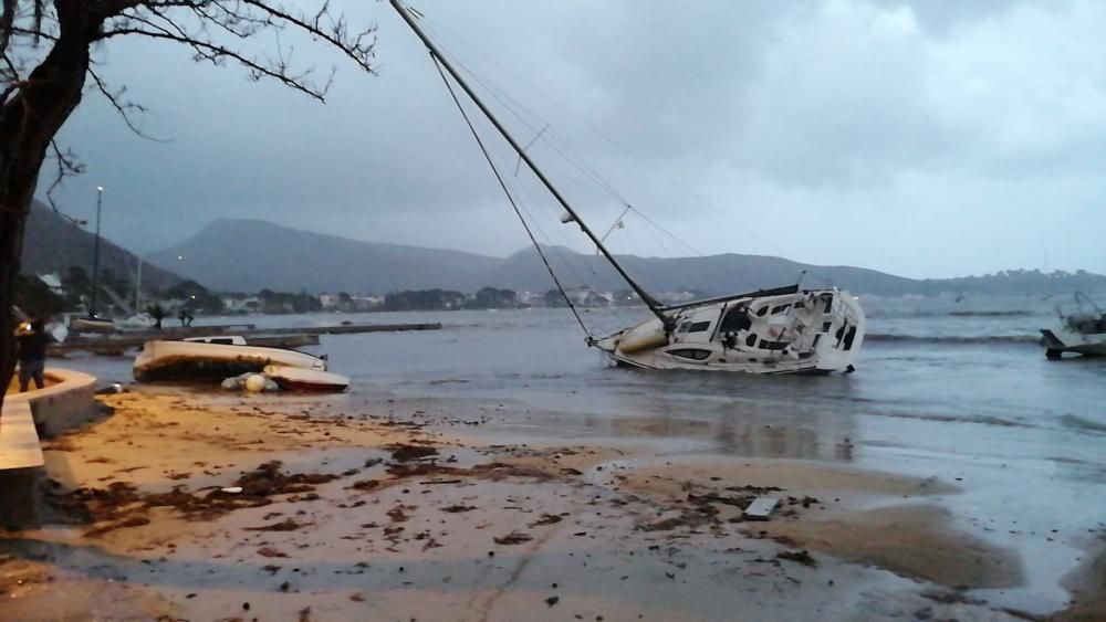 Sturmtief Gloria auf Mallorca: gestrandete Boote in Port de Pollença