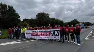 Trabajadores de Finsa cortan la carretera de A Coruña delante de la fábrica para exigir "un convenio justo"