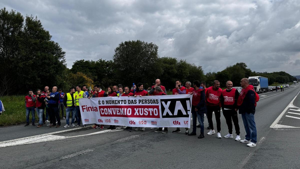 Los trabajadores de la maderera Finsa cortaron esta mañana la N-555 delante de la fábrica Santiago