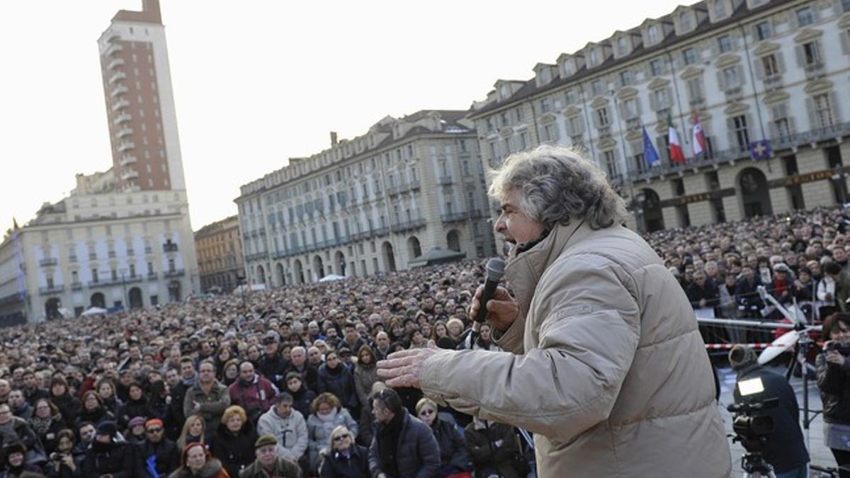 Beppe Grillo se dirige a los asistentes a un mitin del Movimiento 5 Estrellas en Turín, el pasado 16 de febrero.