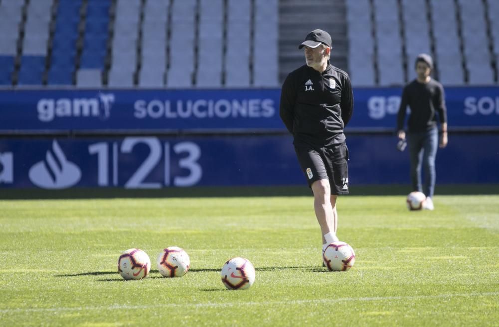 Los oviedistas apoyana a su equipo antes del derbi